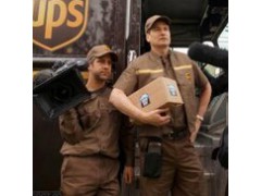 一位UPS快递员正在送货