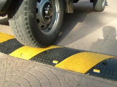 普洱市停车场交通措施安装减速带