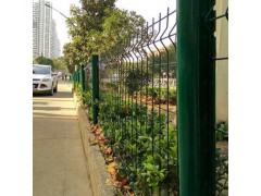 广州桃型柱护栏网厂 三角折弯护栏网尺寸 双边丝护栏价格